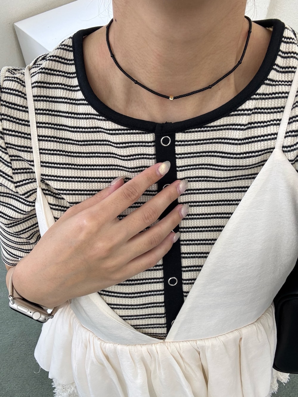 ホワイト系のその他トップス、ホワイト系のTシャツ/カットソー、ベージュ系のその他パンツを着用したレディースの夏コーディネートの5枚目の写真