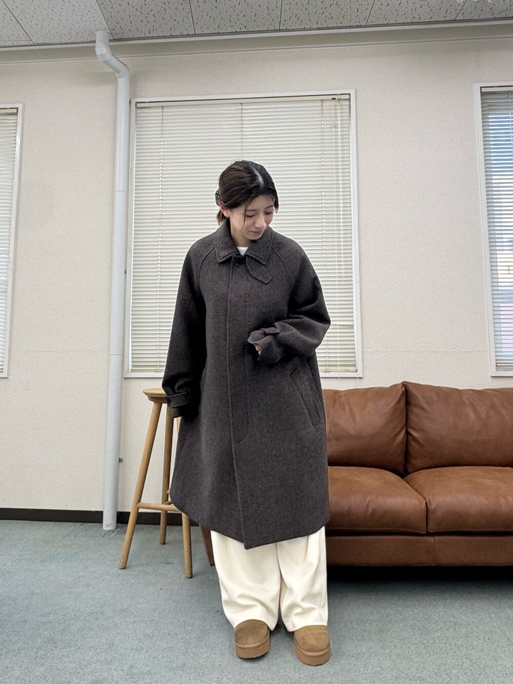 その他のステンカラーコート、ホワイト系のその他パンツ、ベージュ系のブーツを着用したレディースの冬コーディネートの2枚目の写真