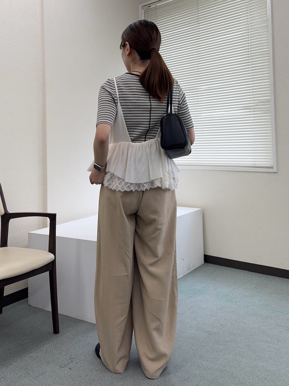 ホワイト系のその他トップス、ホワイト系のTシャツ/カットソー、ベージュ系のその他パンツを着用したレディースの夏コーディネートの3枚目の写真