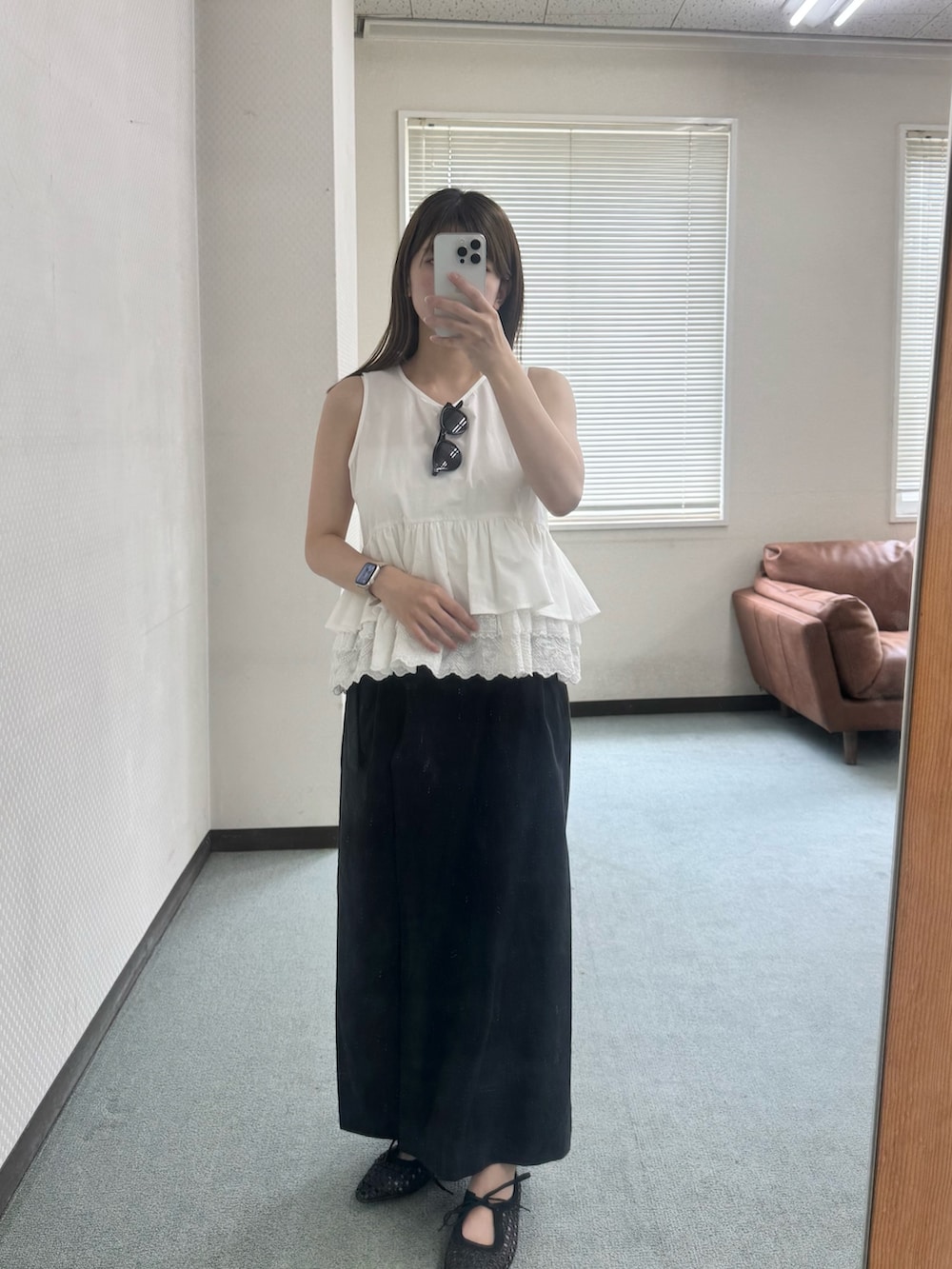 ホワイト系のシャツ/ブラウス、ブラック系のスカート、ブラック系のパンプスを着用したレディースの夏コーディネートの5枚目の写真