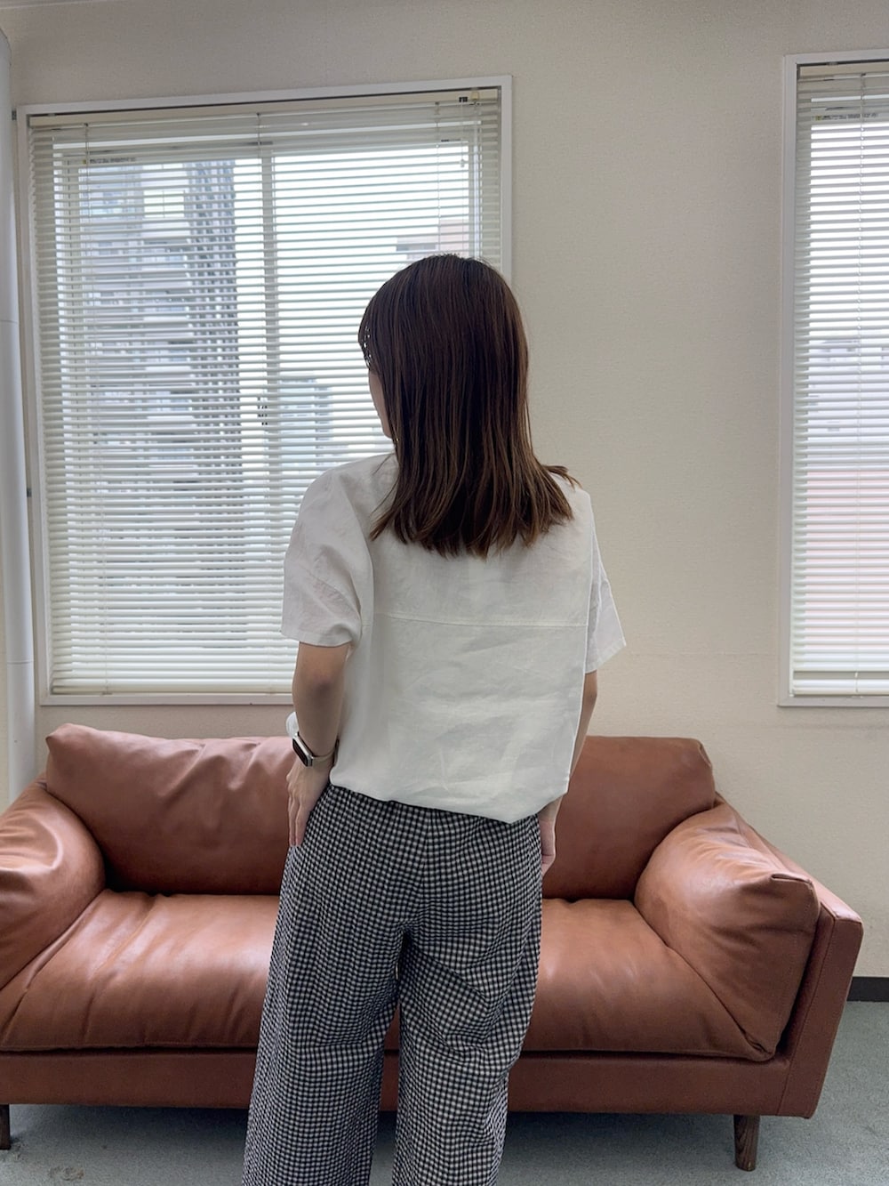 ホワイト系のシャツ/ブラウス、ブラック系のその他パンツを着用したレディースの夏コーディネートの3枚目の写真