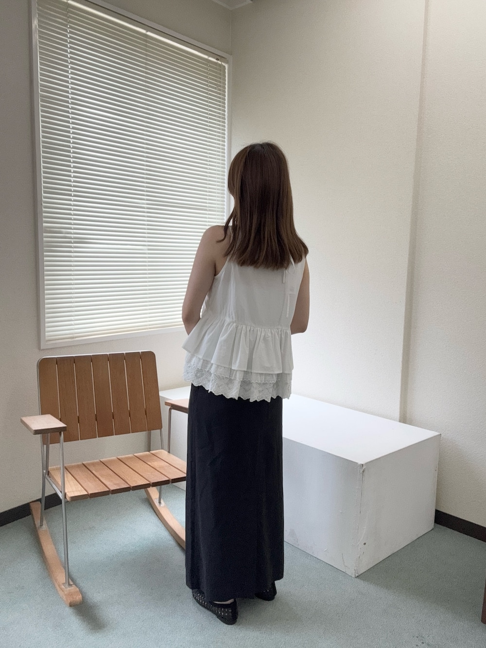 ホワイト系のシャツ/ブラウス、ブラック系のスカート、ブラック系のパンプスを着用したレディースの夏コーディネートの4枚目の写真
