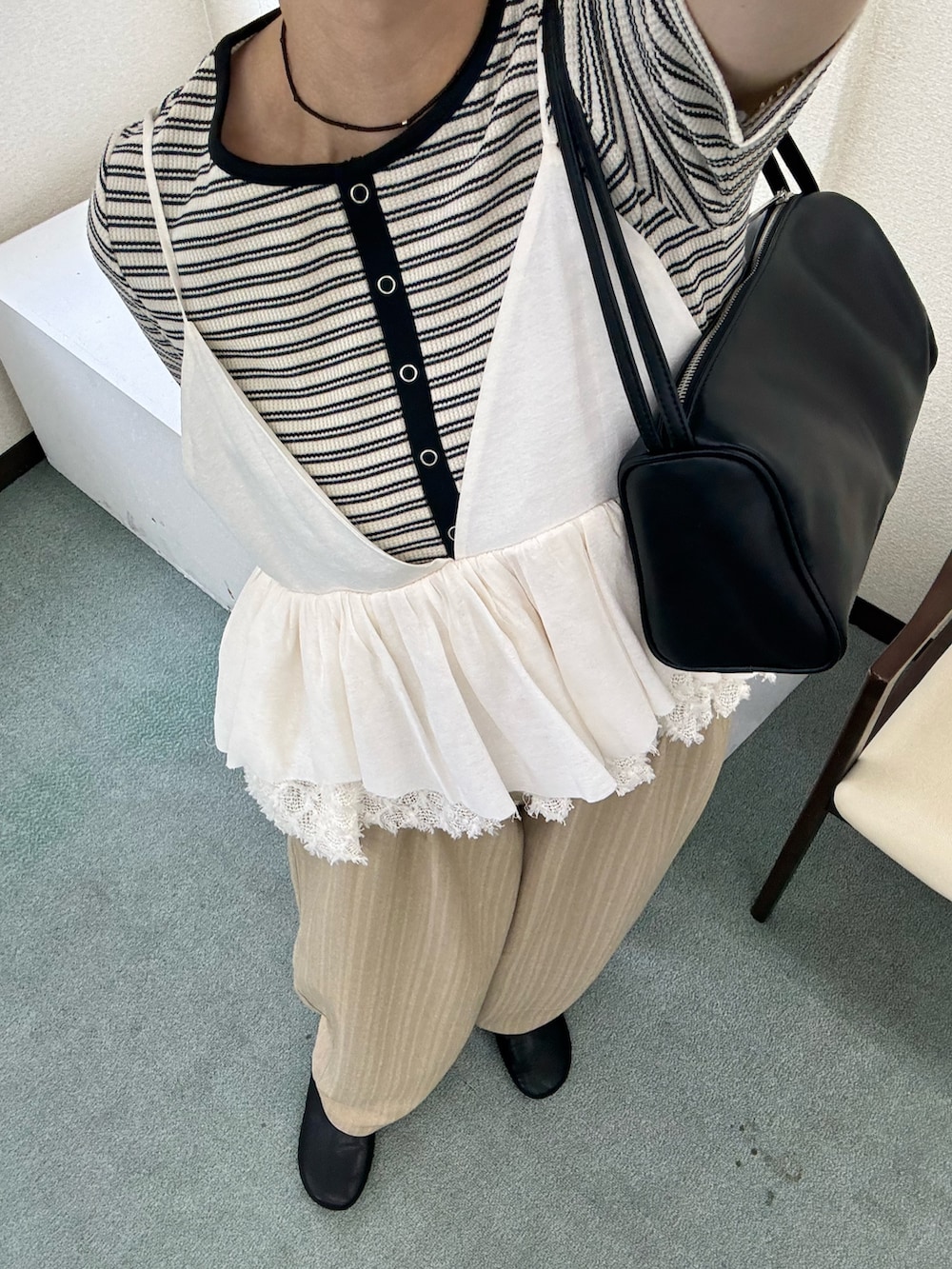ホワイト系のその他トップス、ホワイト系のTシャツ/カットソー、ベージュ系のその他パンツを着用したレディースの夏コーディネートの4枚目の写真