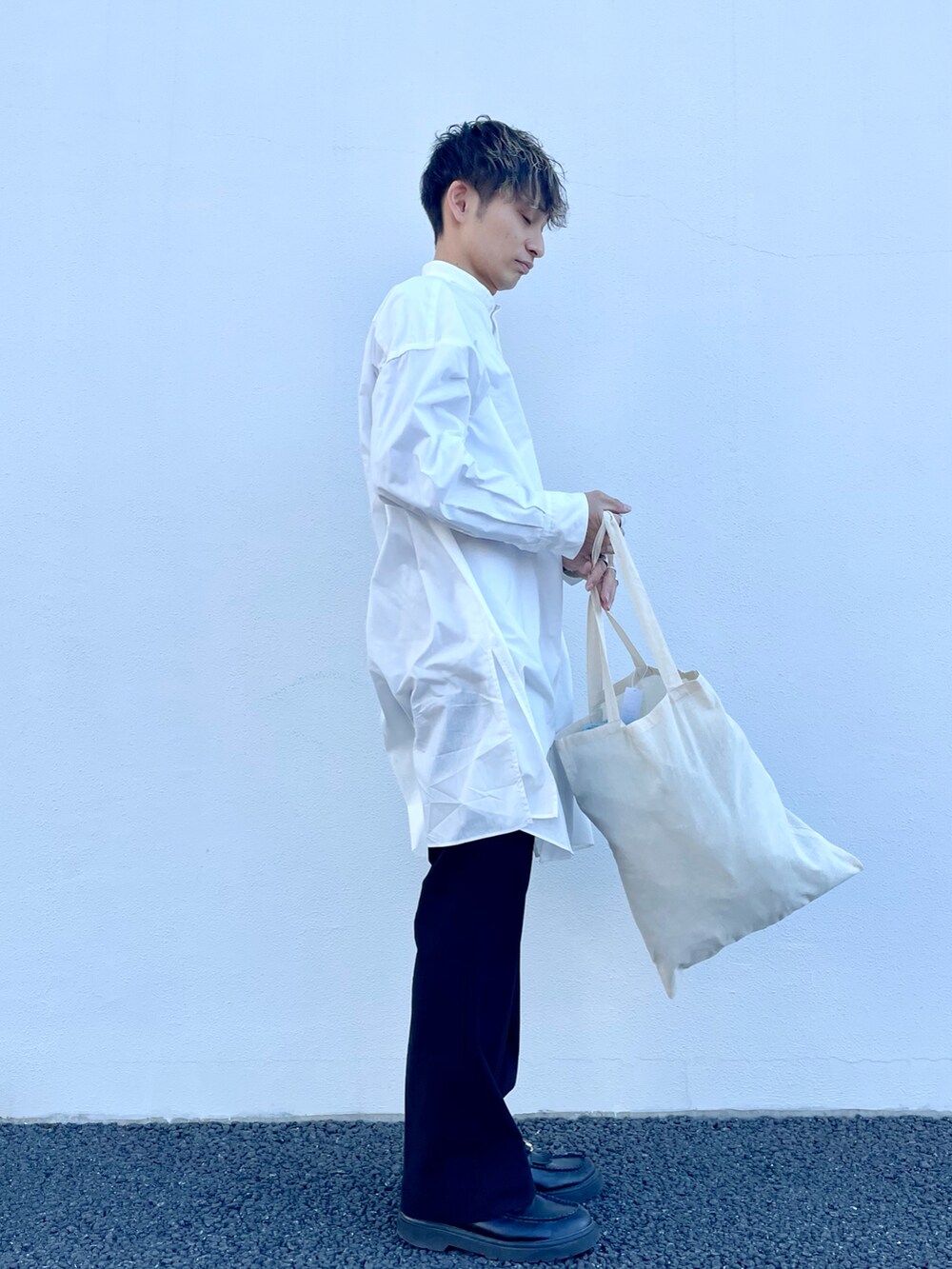 ホワイト系のシャツ/ブラウス、その他のエコバッグ/サブバッグ、ブラック系のスラックスを着用したメンズの冬コーディネートの2枚目の写真