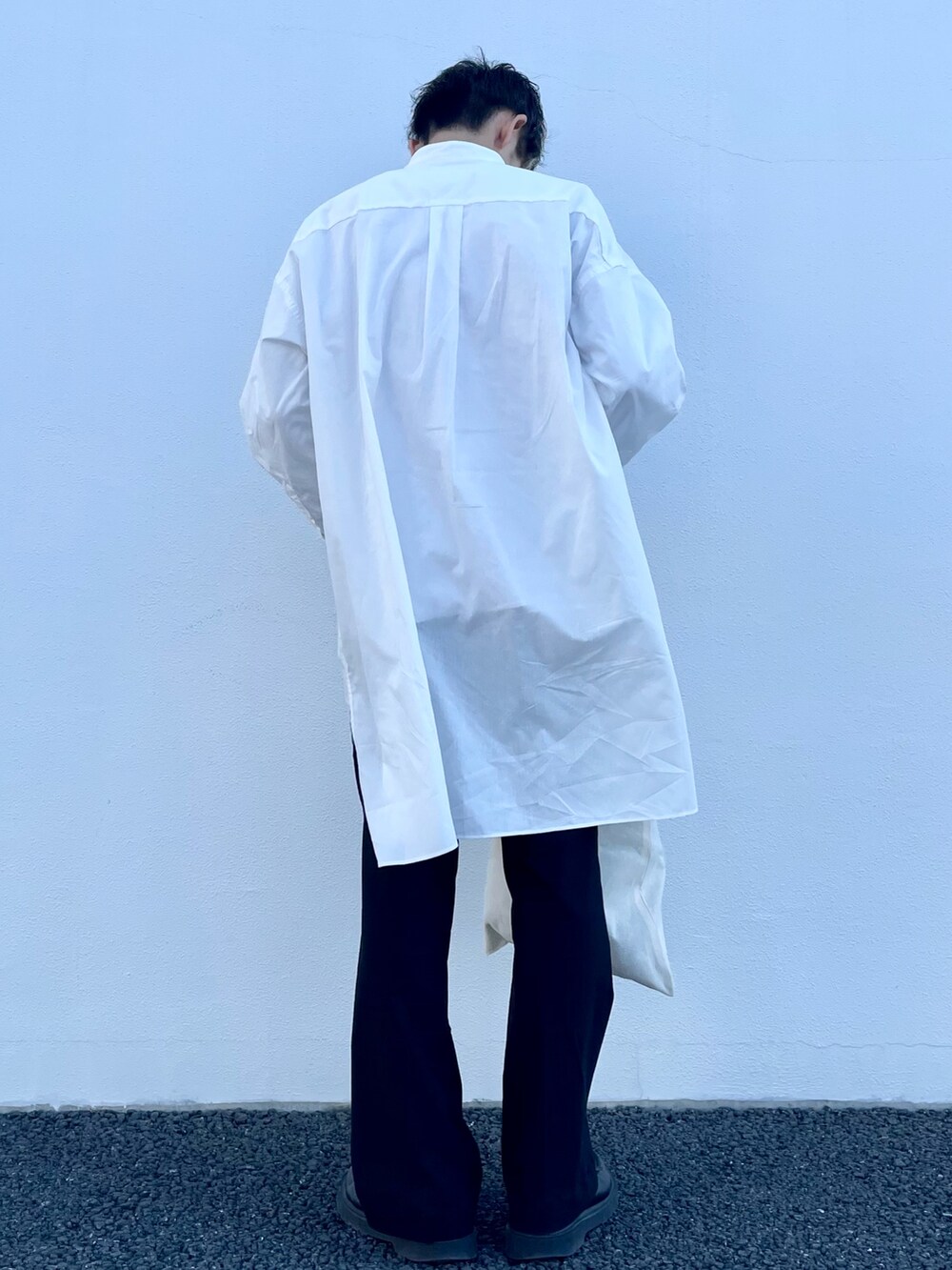 ホワイト系のシャツ/ブラウス、その他のエコバッグ/サブバッグ、ブラック系のスラックスを着用したメンズの冬コーディネートの3枚目の写真