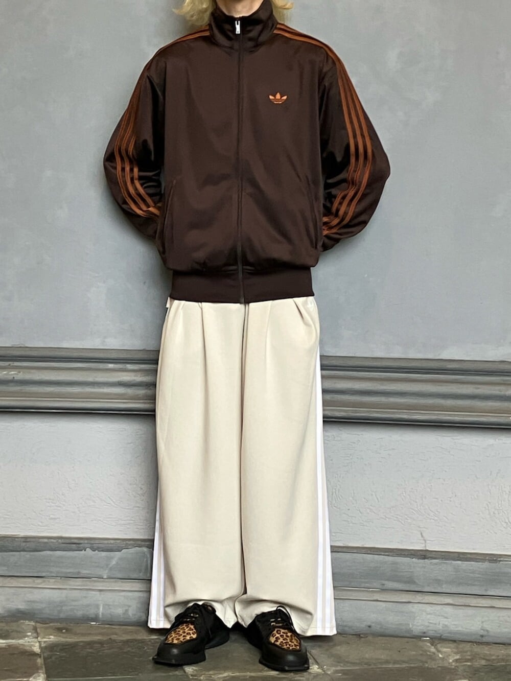 ブラウン系のジャージ、ベージュ系のスウェットパンツ、ブラック系のシューズを着用したメンズの秋コーディネートの3枚目の写真