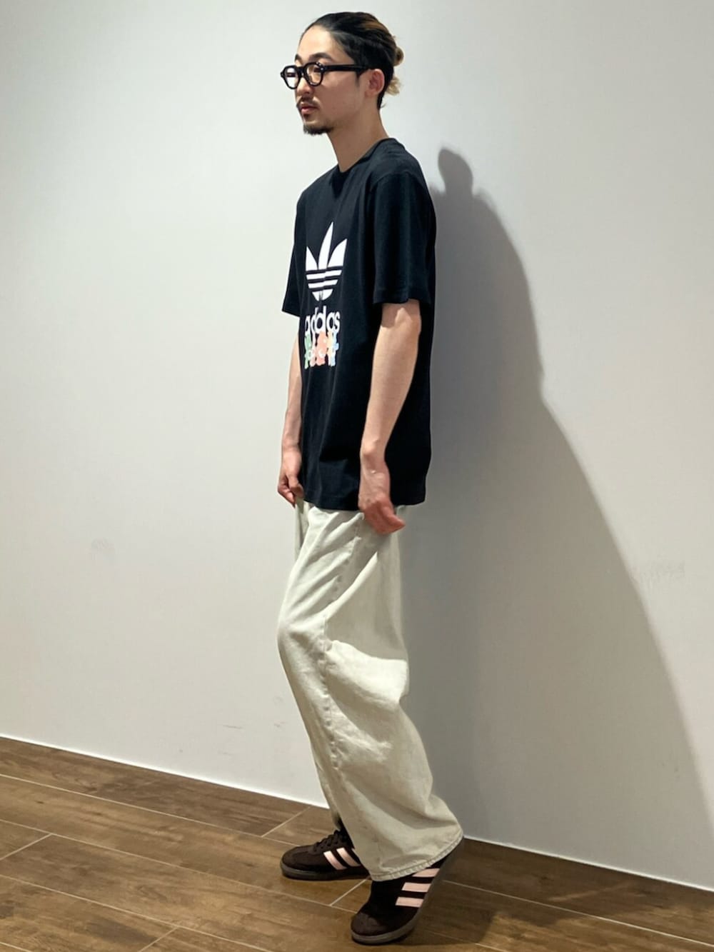ブラック系のTシャツ/カットソー、ブラウン系のスニーカーを着用したメンズの夏コーディネートの2枚目の写真