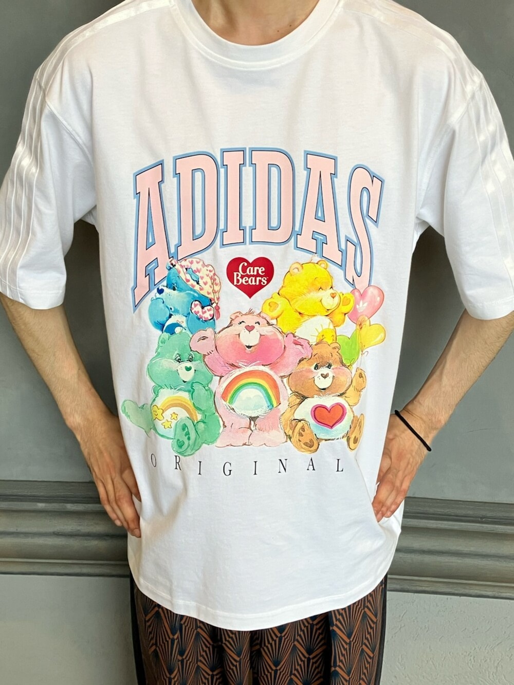 ホワイト系のTシャツ/カットソー、ブラウン系のスニーカーを着用したメンズの夏コーディネートの3枚目の写真