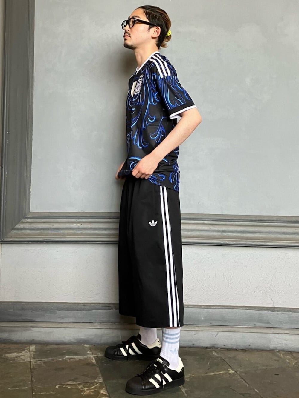 ブラック系のTシャツ/カットソー、ブラック系のその他パンツ、ブラック系のスニーカーを着用したメンズの夏コーディネートの2枚目の写真
