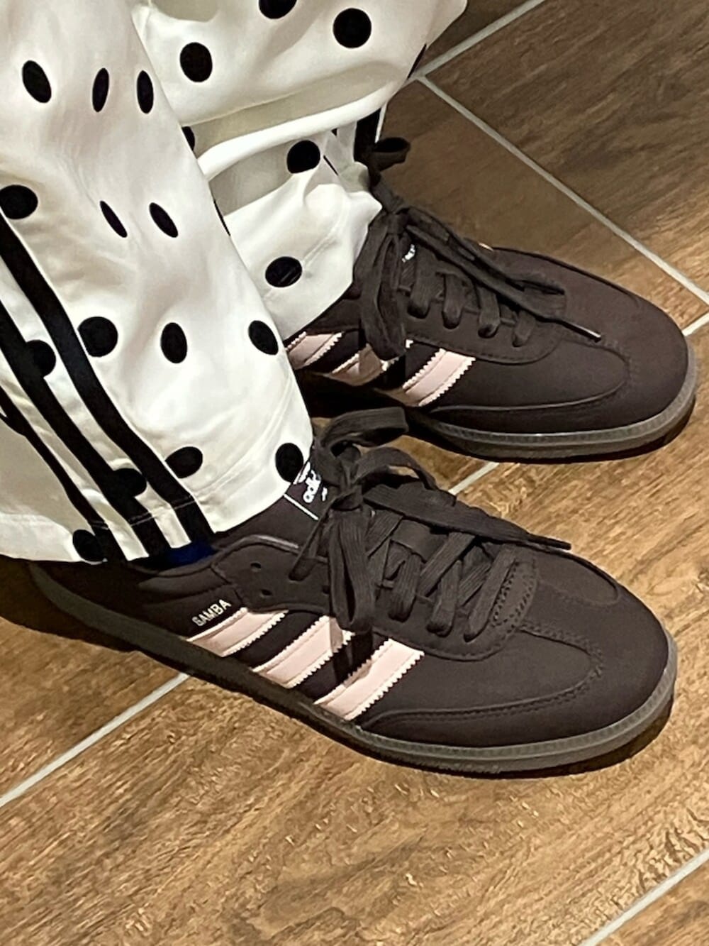 ブラウン系のスニーカー、ホワイト系のその他パンツ、ブラック系のジャージを着用したメンズの秋コーディネートの4枚目の写真