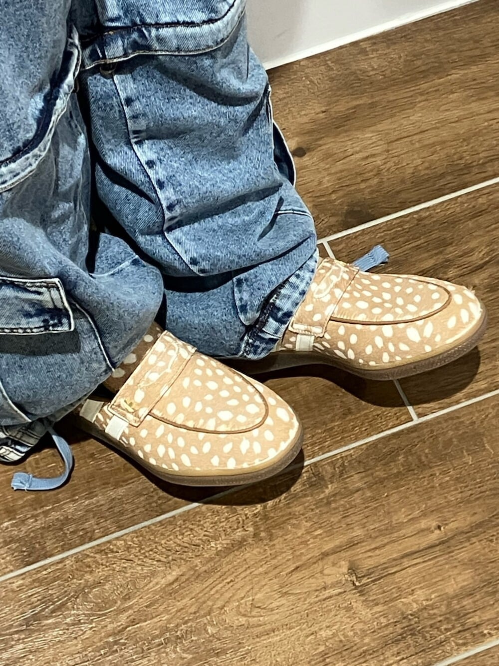 ブラック系のジャージ、ブルー系のパンツ、ブラウン系のローファーを着用したメンズの夏コーディネートの4枚目の写真