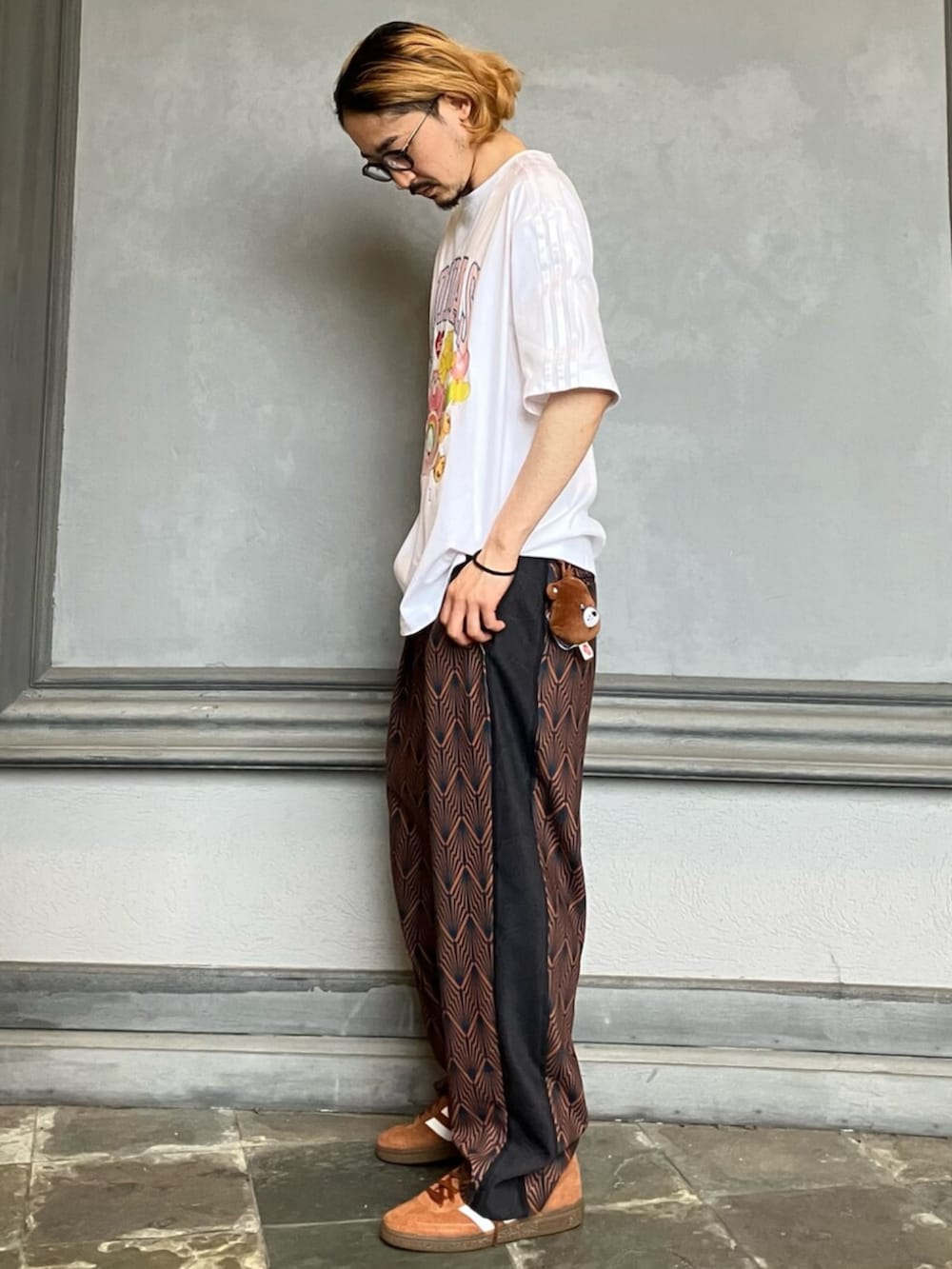 ホワイト系のTシャツ/カットソー、ブラウン系のスニーカーを着用したメンズの夏コーディネートの2枚目の写真