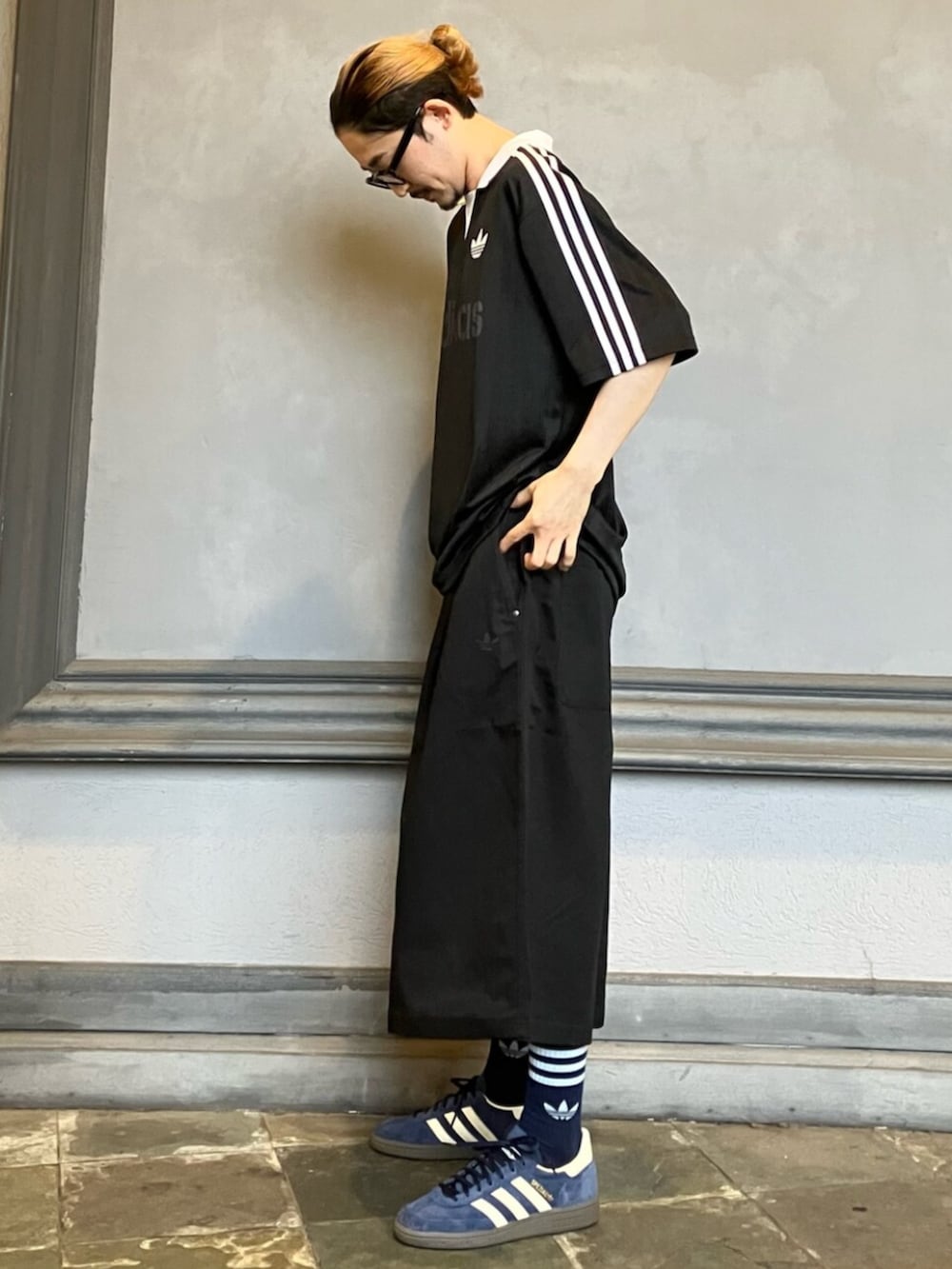 ブラック系のTシャツ/カットソー、ブラック系のその他パンツ、ブルー系のスニーカーを着用したメンズの夏コーディネートの2枚目の写真