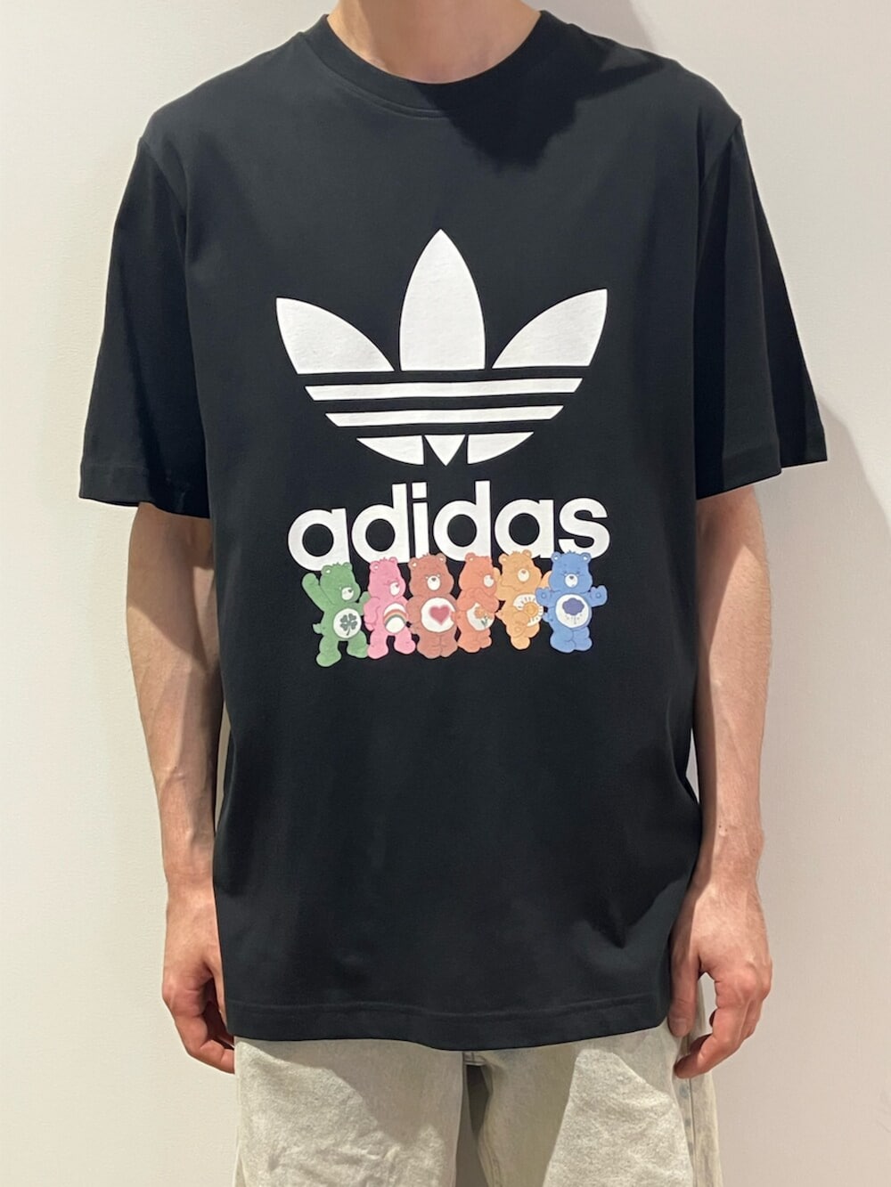 ブラック系のTシャツ/カットソー、ブラウン系のスニーカーを着用したメンズの夏コーディネートの3枚目の写真