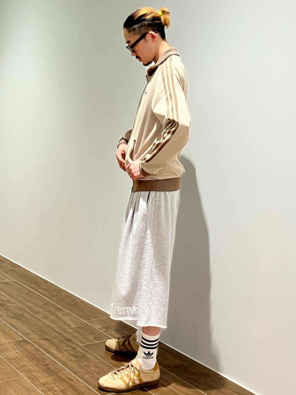 ベージュ系のジャージ、グレー系のスウェットパンツ、ブラウン系のスニーカーを着用したメンズの夏コーディネートの2枚目の写真