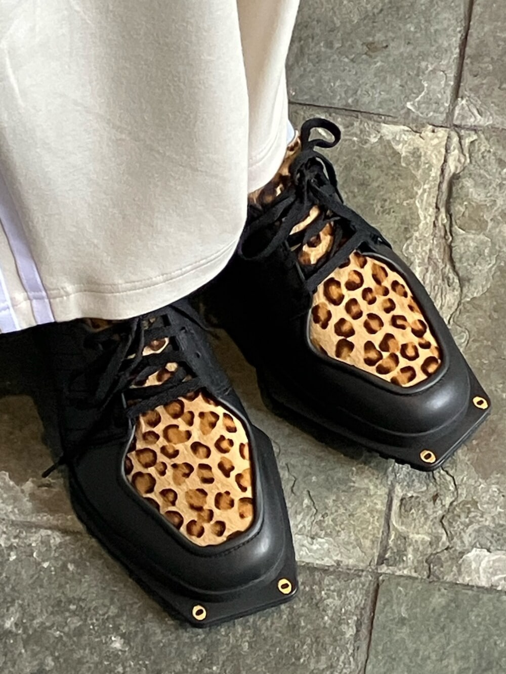 ブラウン系のジャージ、ベージュ系のスウェットパンツ、ブラック系のシューズを着用したメンズの秋コーディネートの4枚目の写真