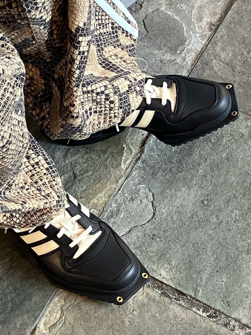 ホワイト系のトップス、ベージュ系のパンツ、ブラック系のシューズを着用したメンズの夏コーディネートの4枚目の写真