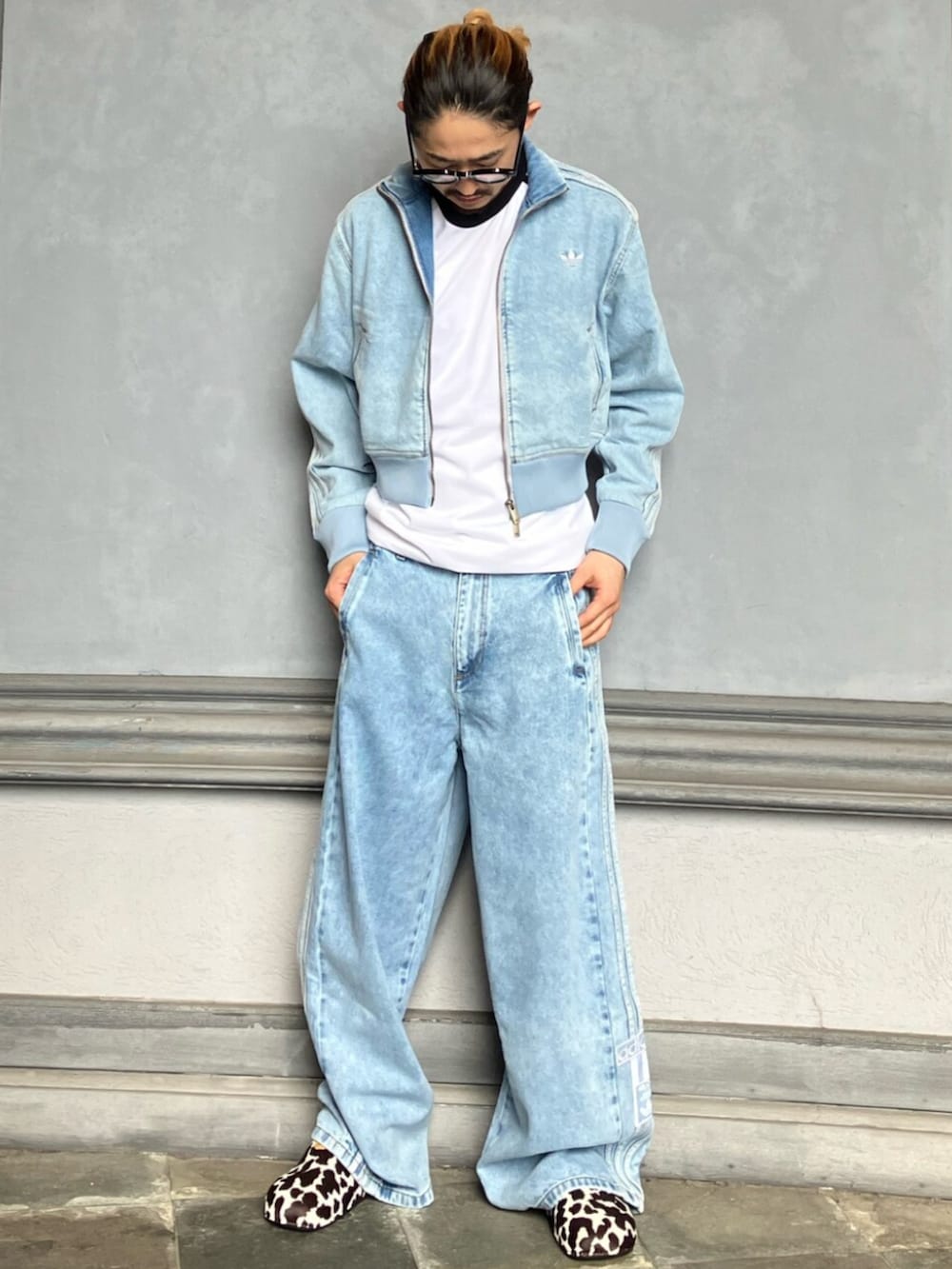 ブルー系のデニムジャケット、ブルー系のデニムパンツ、ブラック系のサンダルを着用したメンズの夏コーディネートの2枚目の写真