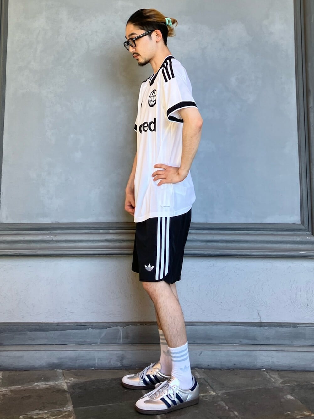 ブラック系のその他パンツ、シルバー系のスニーカー、ホワイト系のTシャツ/カットソーを着用したメンズの夏コーディネートの2枚目の写真