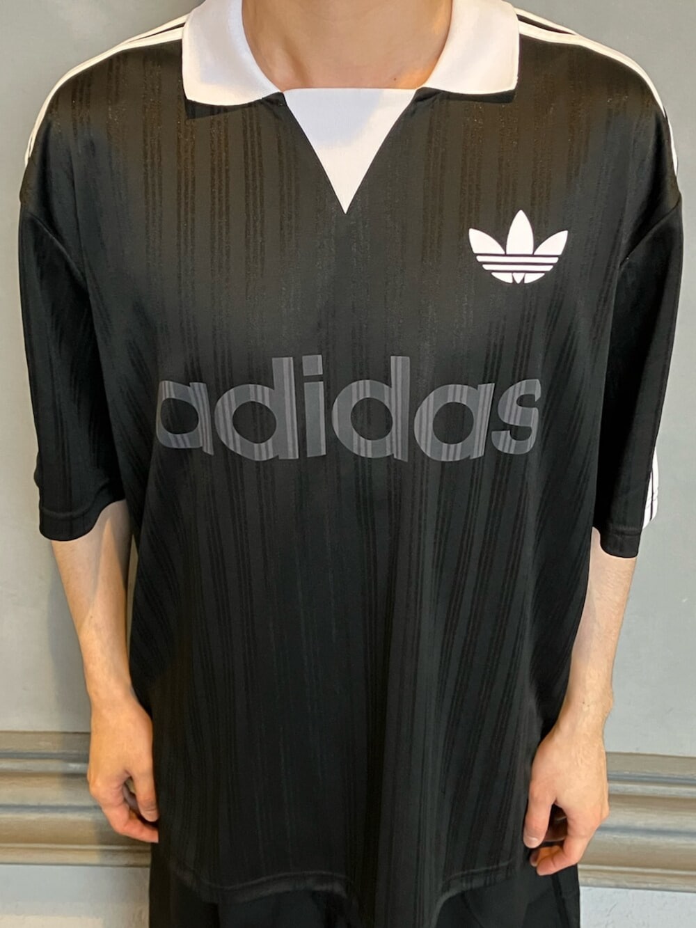 ブラック系のTシャツ/カットソー、ブラック系のその他パンツ、ブルー系のスニーカーを着用したメンズの夏コーディネートの3枚目の写真