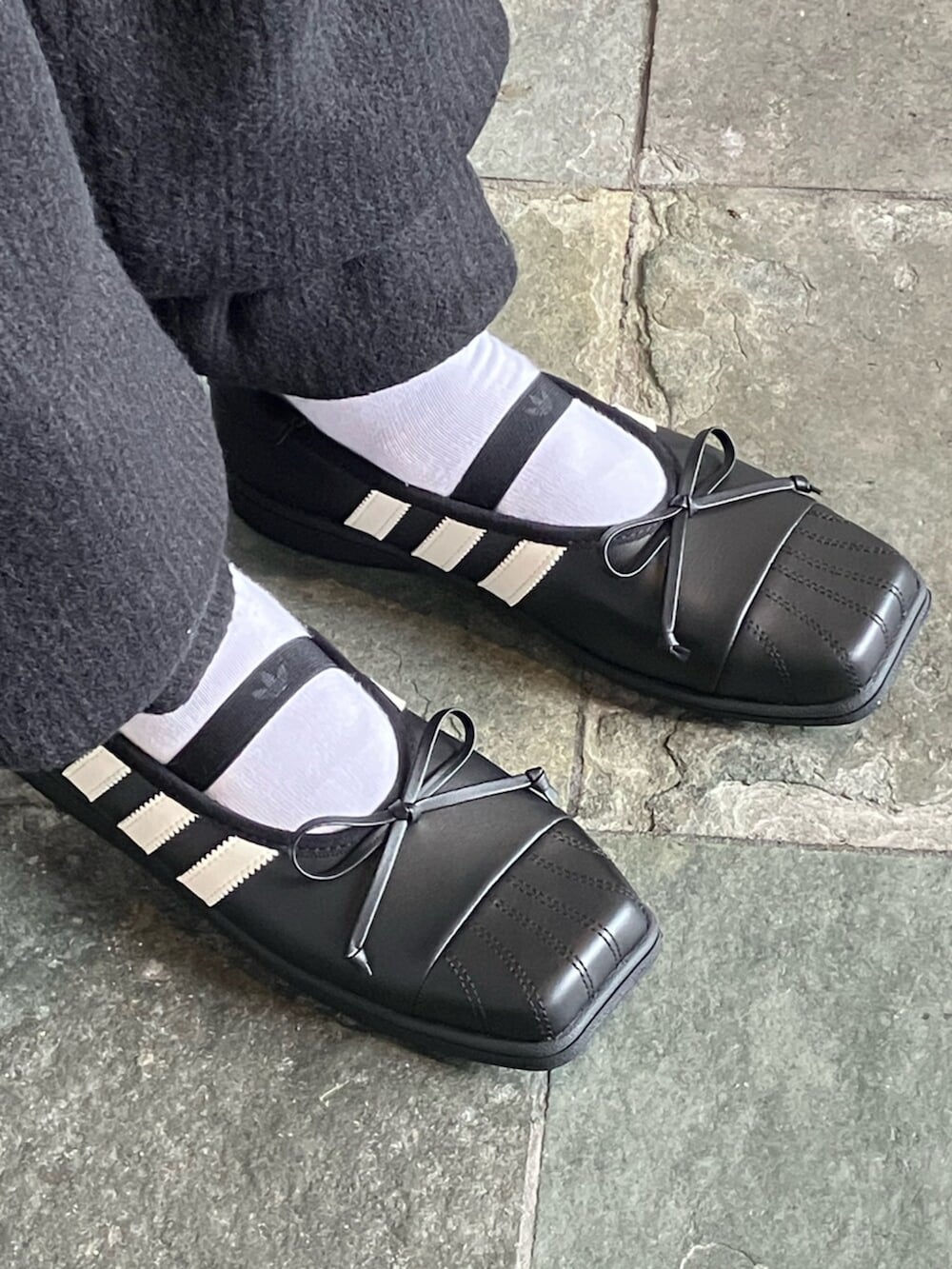 ブラック系のスニーカー、ブラック系のジャージ、ブラック系のその他パンツを着用したメンズの秋コーディネートの4枚目の写真