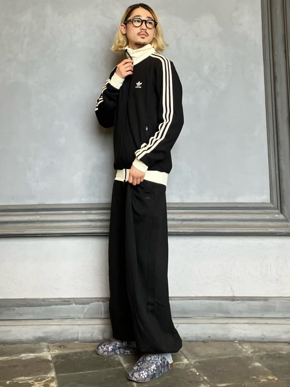 ブラック系のジャージ、ブラック系のその他パンツ、ベージュ系のシューズを着用したメンズの秋コーディネートの2枚目の写真