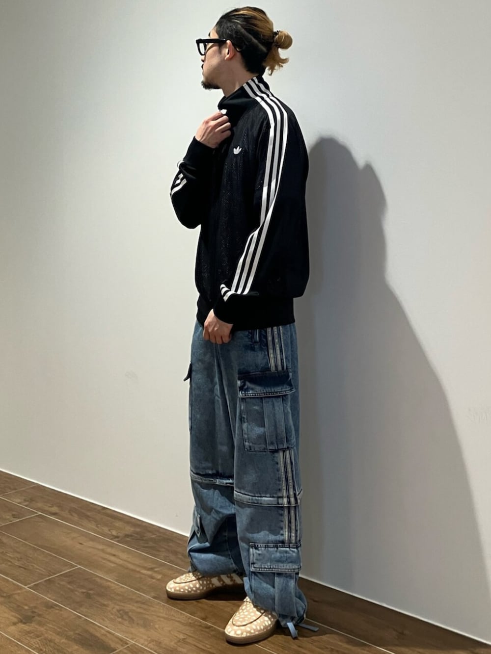 ブラック系のジャージ、ブルー系のパンツ、ブラウン系のローファーを着用したメンズの夏コーディネートの2枚目の写真