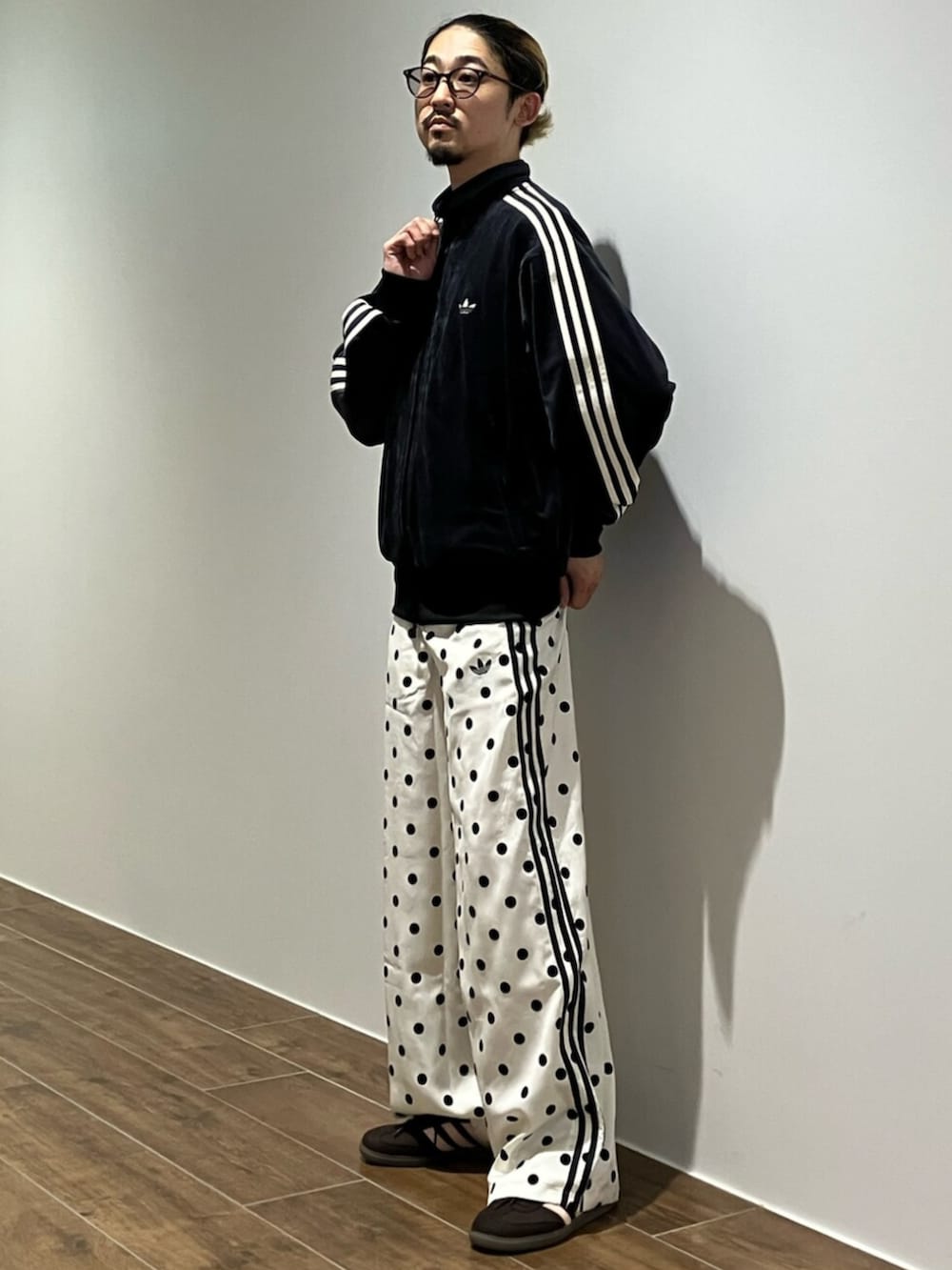 ブラウン系のスニーカー、ホワイト系のその他パンツ、ブラック系のジャージを着用したメンズの秋コーディネートの2枚目の写真