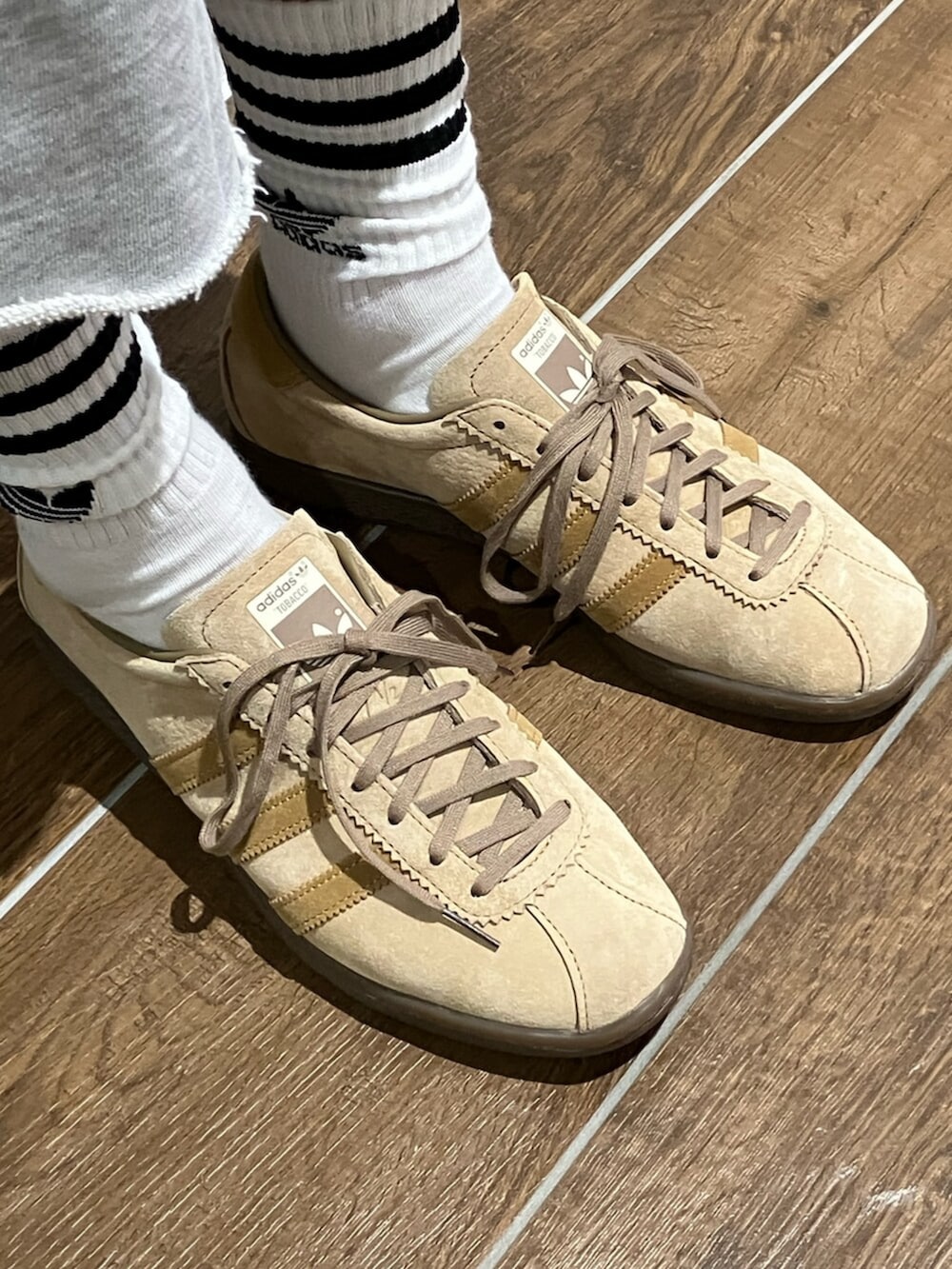 ベージュ系のジャージ、グレー系のスウェットパンツ、ブラウン系のスニーカーを着用したメンズの夏コーディネートの4枚目の写真
