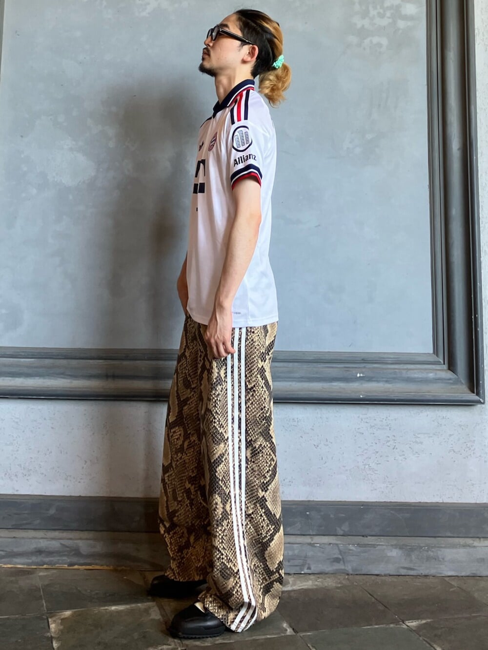 ホワイト系のトップス、ベージュ系のパンツ、ブラック系のシューズを着用したメンズの夏コーディネートの2枚目の写真