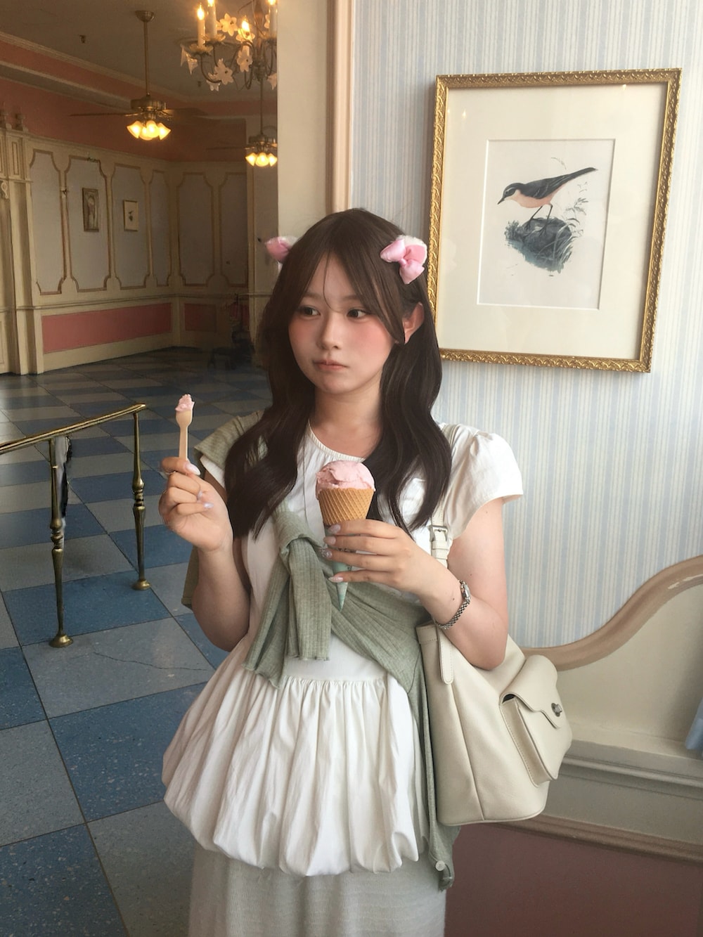 グレー系のサンダル、ホワイト系のシャツ/ブラウスを着用したレディースの夏コーディネートの2枚目の写真