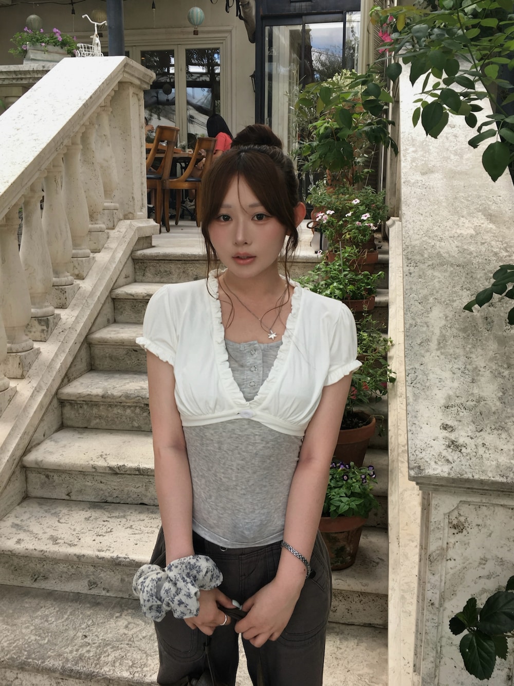 その他のトップスを着用したレディースの夏コーディネートの3枚目の写真