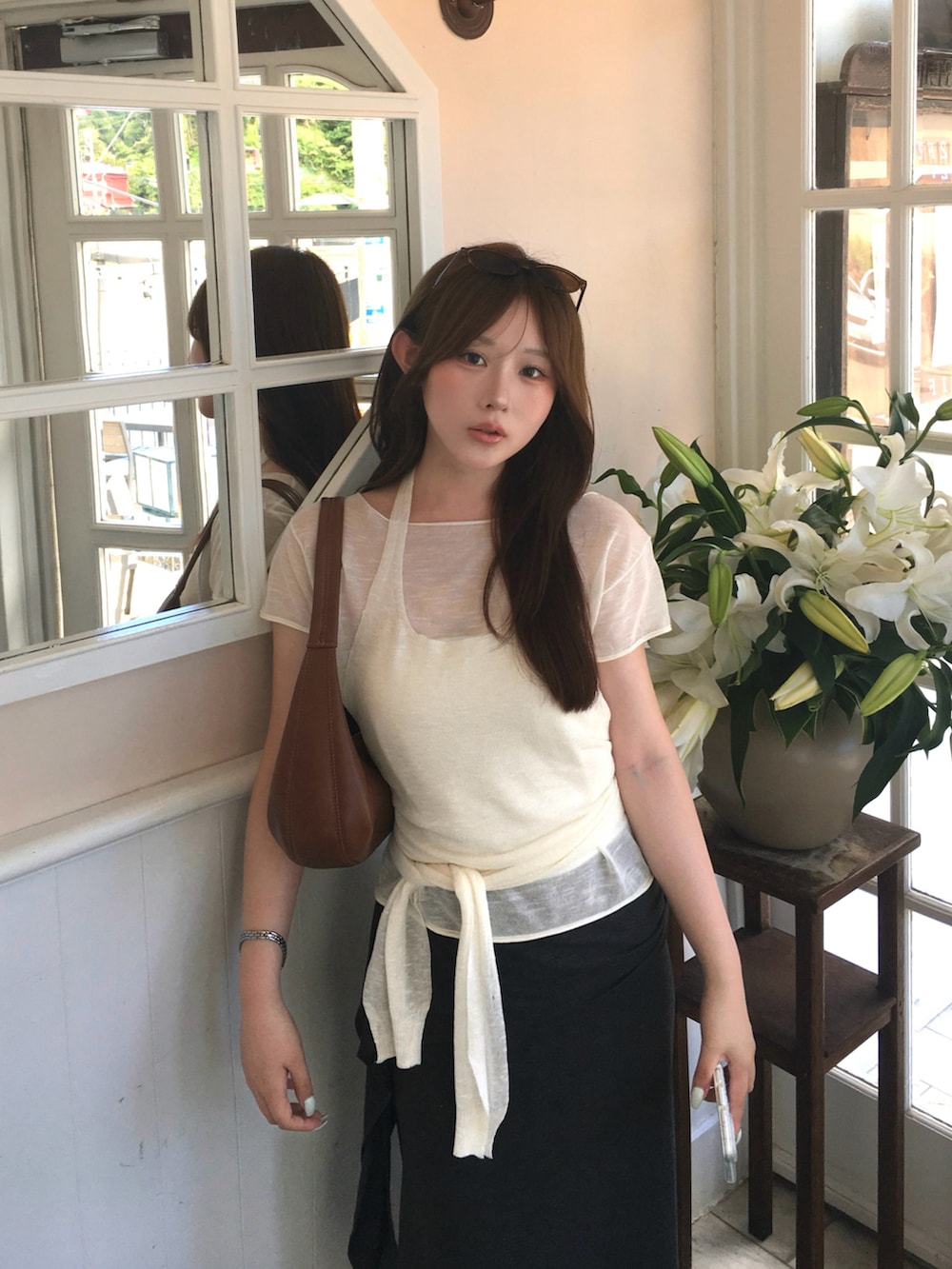 ホワイト系のTシャツ/カットソーを着用したレディースの夏コーディネートの2枚目の写真