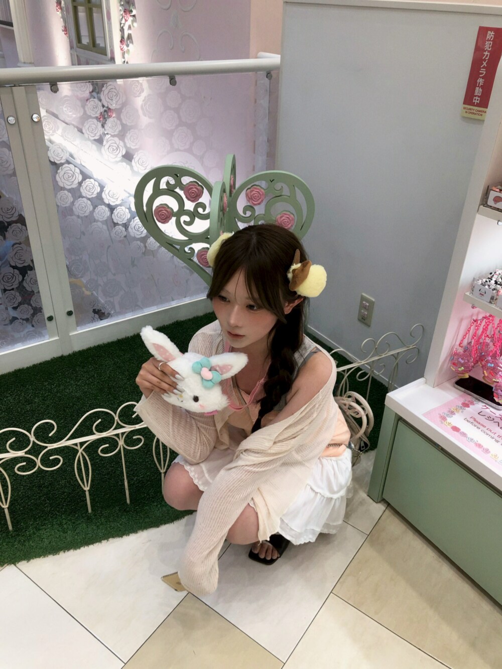 ホワイト系のスカートを着用したレディースの夏コーディネートの3枚目の写真