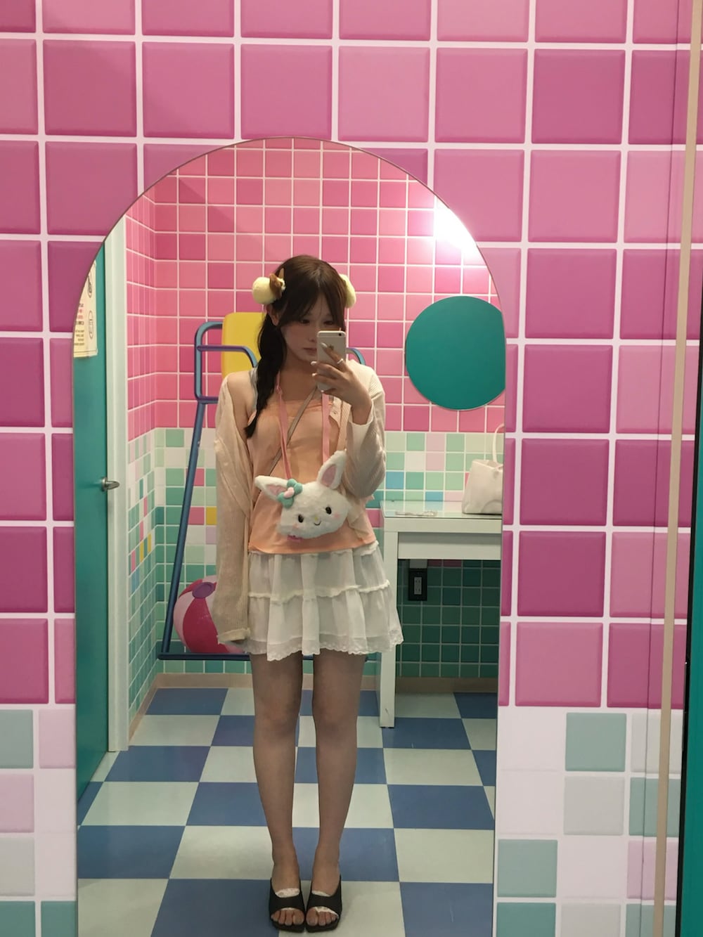 ホワイト系のスカートを着用したレディースの夏コーディネートの2枚目の写真