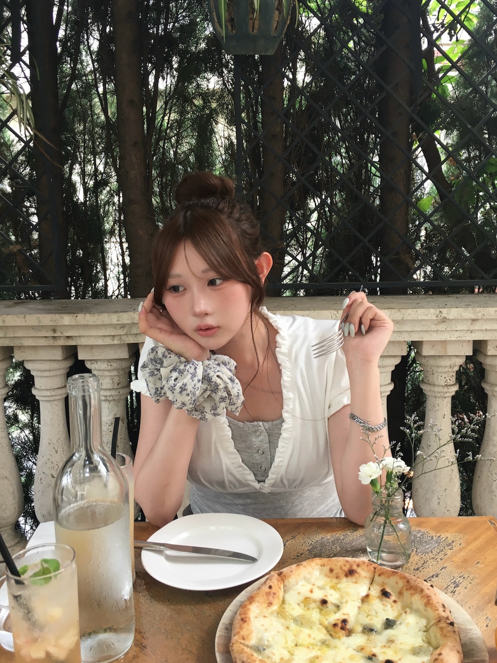 その他のトップスを着用したレディースの夏コーディネートの2枚目の写真