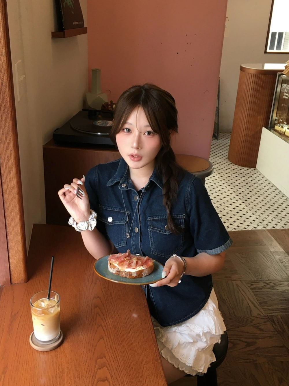 ブラウン系のレインシューズを着用したレディースの夏コーディネートの3枚目の写真