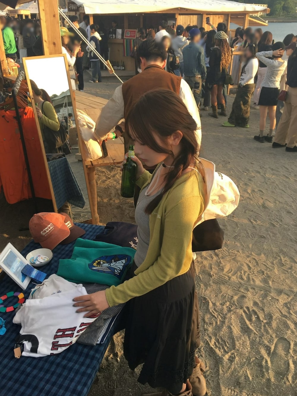 グレー系のスカート、その他のトップスを着用したレディースの夏コーディネートの2枚目の写真