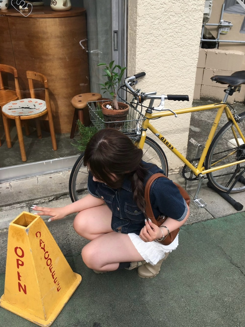 ブラウン系のレインシューズを着用したレディースの夏コーディネートの2枚目の写真
