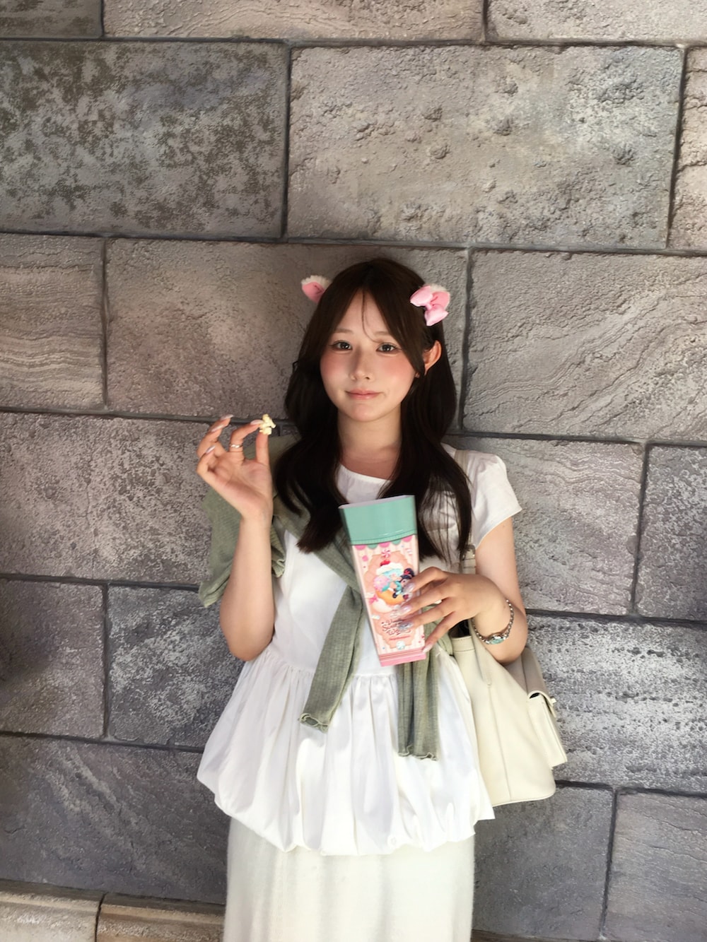 グレー系のサンダル、ホワイト系のシャツ/ブラウスを着用したレディースの夏コーディネートの4枚目の写真