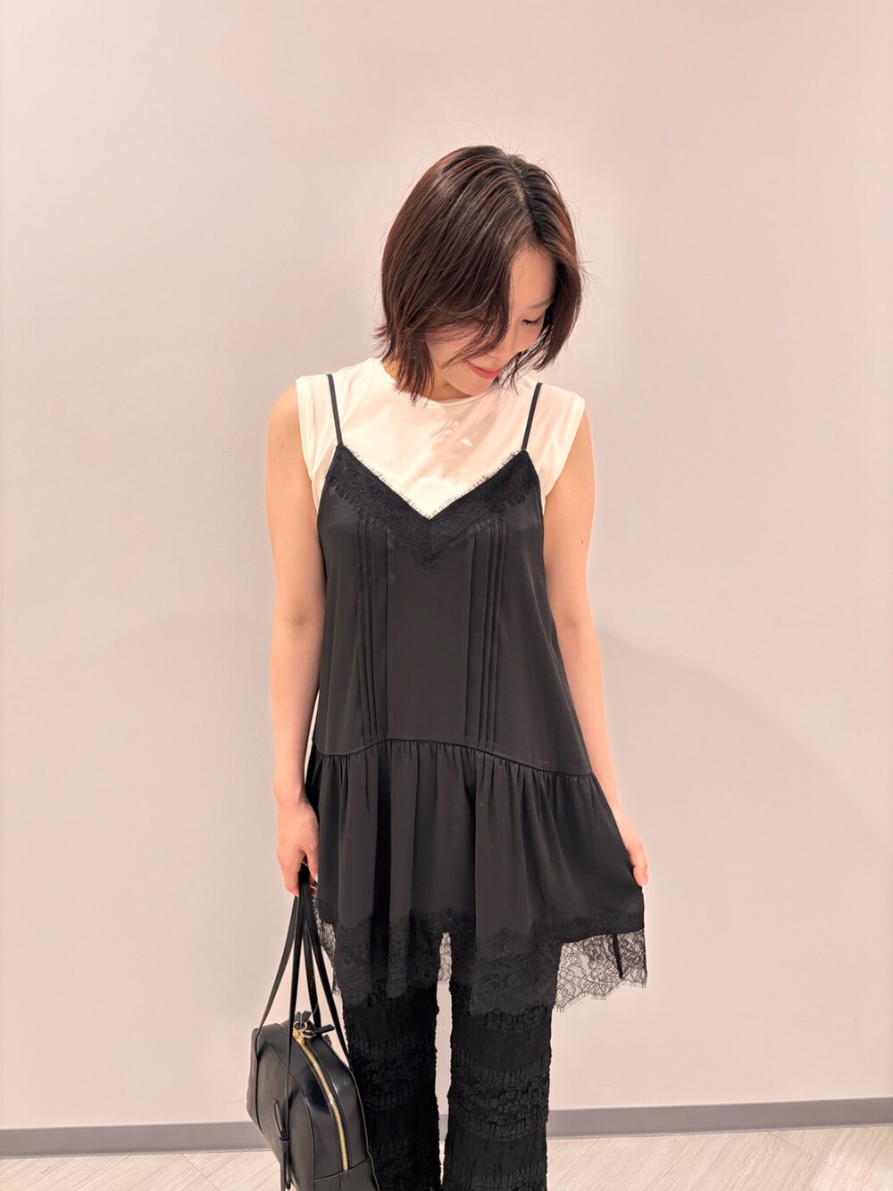 ブラック系のキャミソール、ブラック系のその他パンツ、イエロー系のサンダルを着用したレディースの夏コーディネートの5枚目の写真