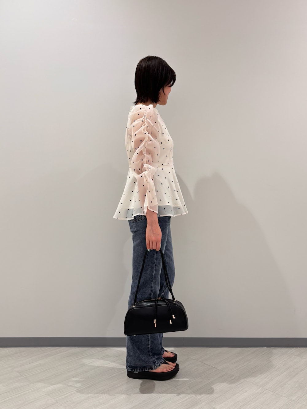 ホワイト系のシャツ/ブラウス、ブルー系のデニムパンツ、ブラック系のサンダルを着用したレディースの夏コーディネートの4枚目の写真