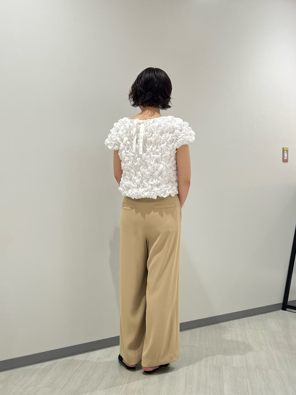 ホワイト系のシャツ/ブラウス、イエロー系のその他パンツ、ブラック系のボストンバッグを着用したレディースの夏コーディネートの4枚目の写真