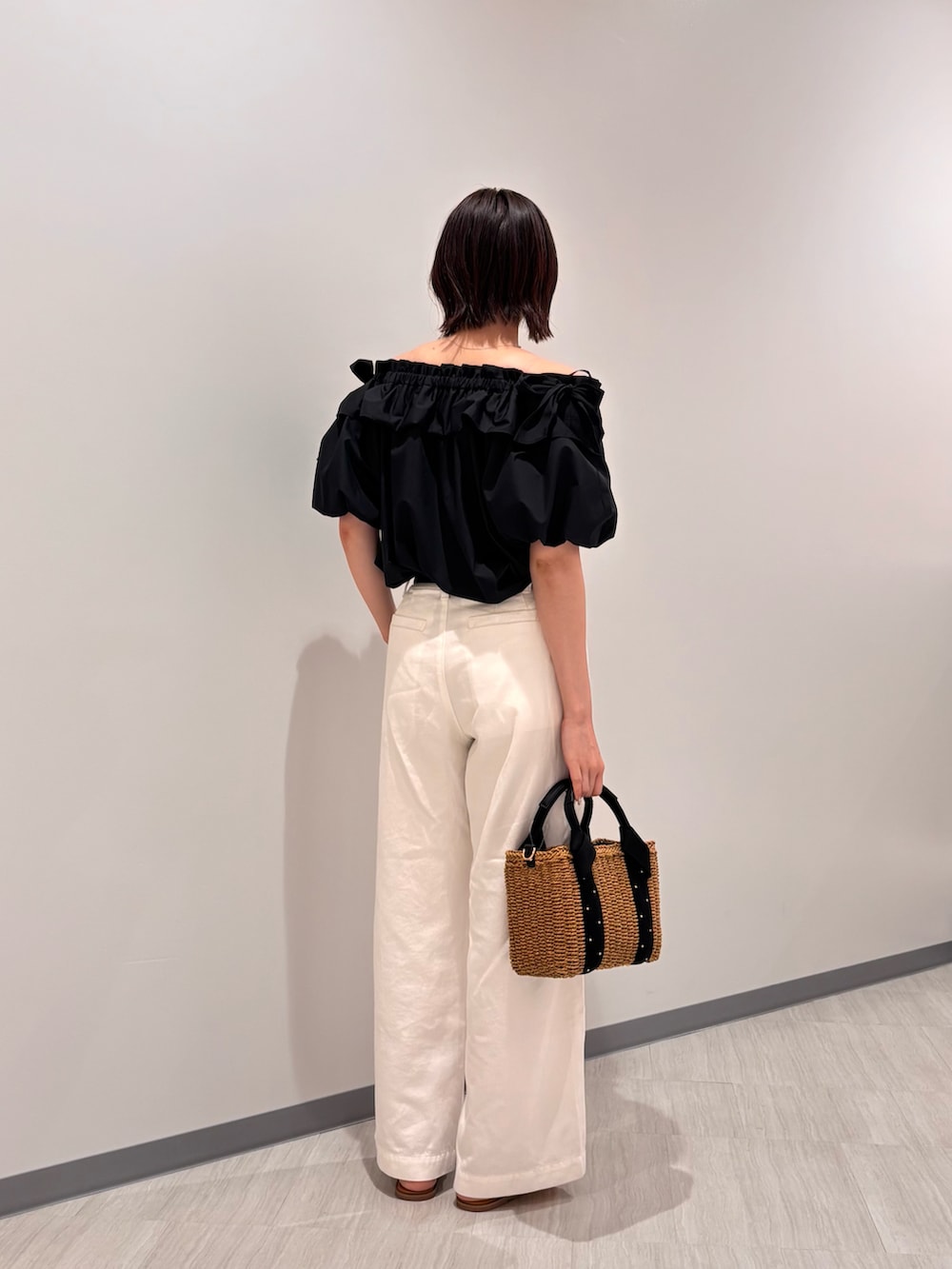 ブラック系のシャツ/ブラウス、ホワイト系のその他パンツ、ブラック系のかごバッグを着用したレディースの夏コーディネートの5枚目の写真