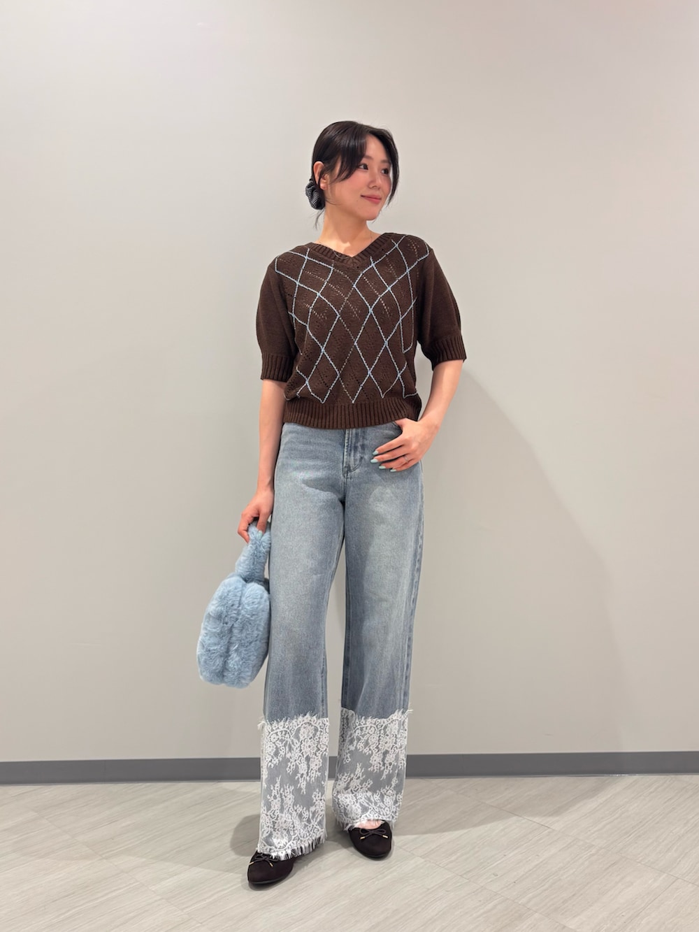 ブラウン系のニット/セーター、ブルー系のデニムパンツ、ブラウン系のバレエシューズを着用したレディースの夏コーディネートの2枚目の写真