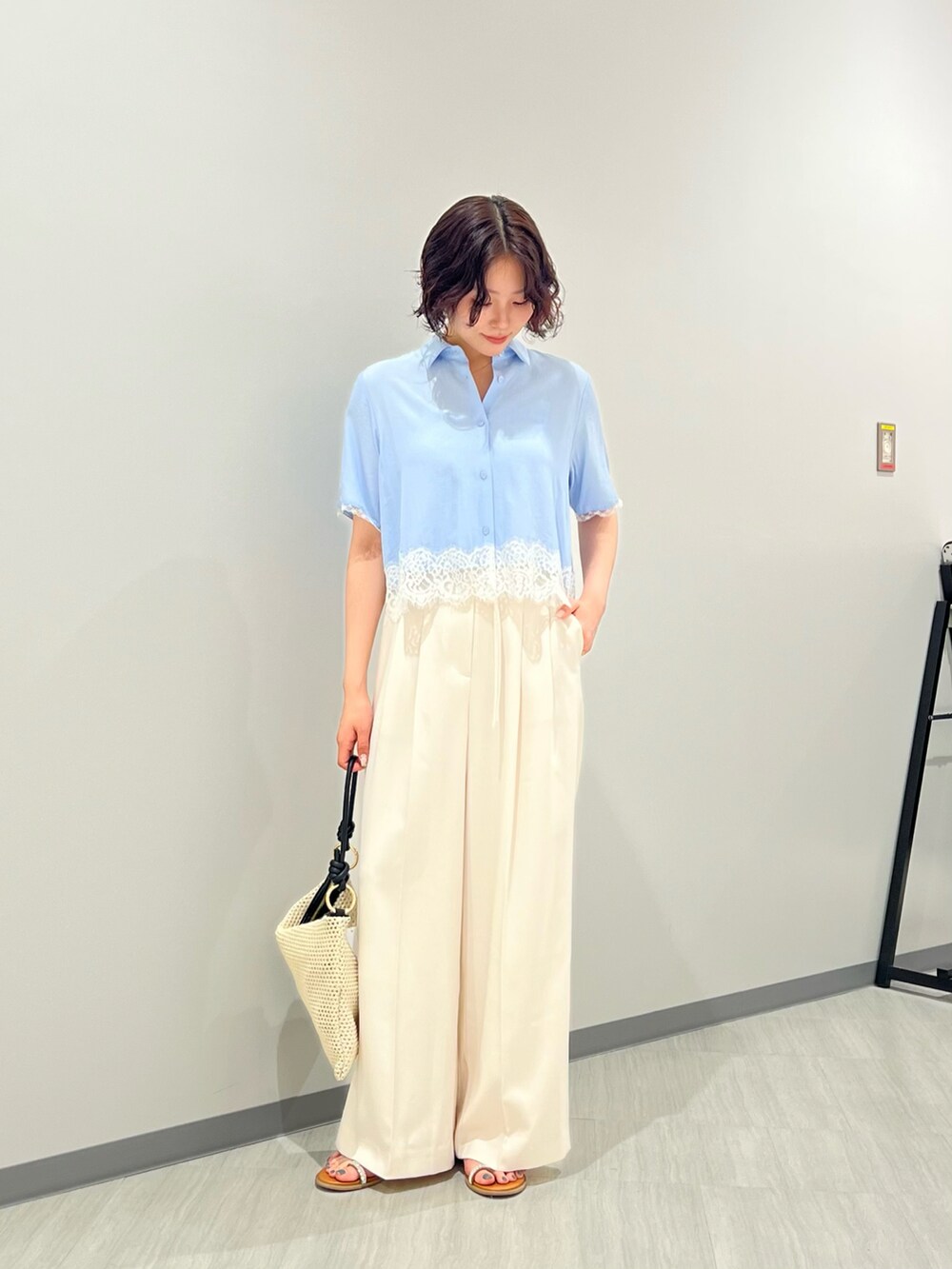 ブルー系のシャツ/ブラウス、ホワイト系のその他パンツ、イエロー系のサンダルを着用したレディースの夏コーディネートの3枚目の写真