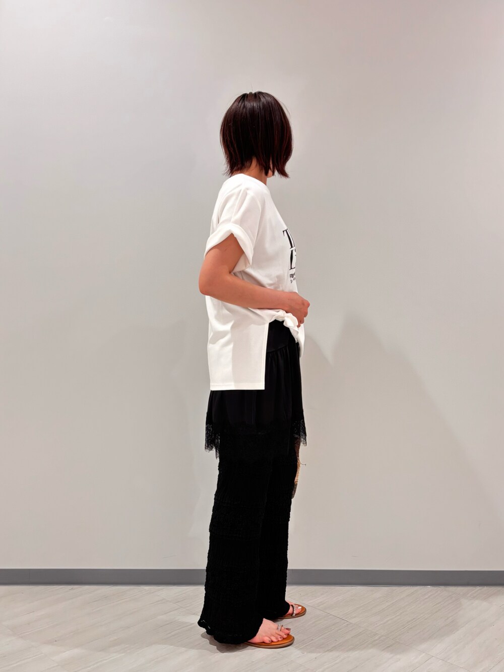 ホワイト系のTシャツ/カットソー、ブラック系のキャミソール、ブラック系のその他パンツを着用したレディースの夏コーディネートの3枚目の写真
