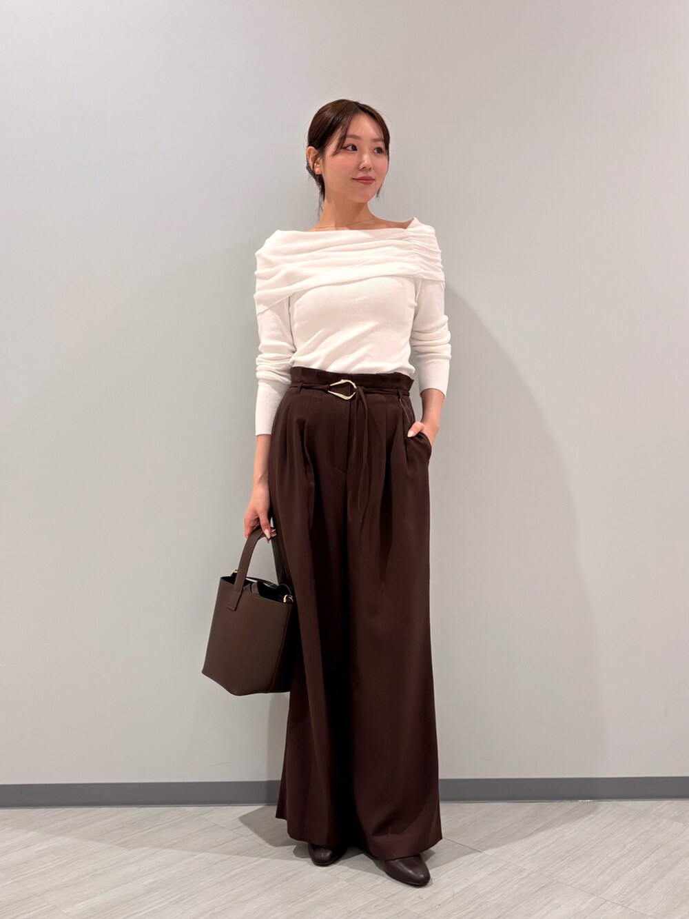 ホワイト系のニット/セーター、ブラウン系のその他パンツ、ブラウン系のブーツを着用したレディースの秋コーディネートの3枚目の写真