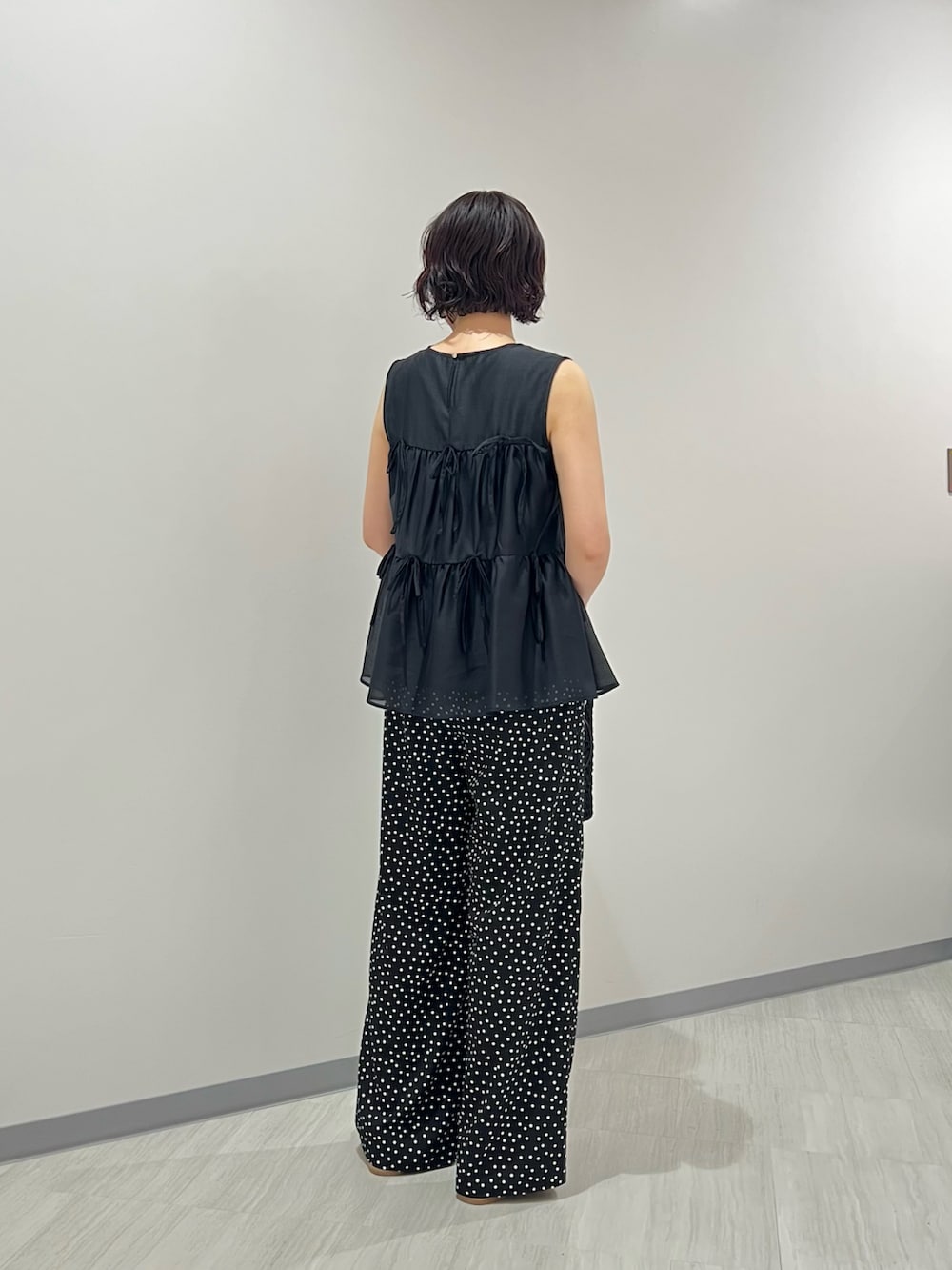 ブラック系のその他パンツ、ブラック系のハンドバッグ、イエロー系のサンダルを着用したレディースの夏コーディネートの4枚目の写真