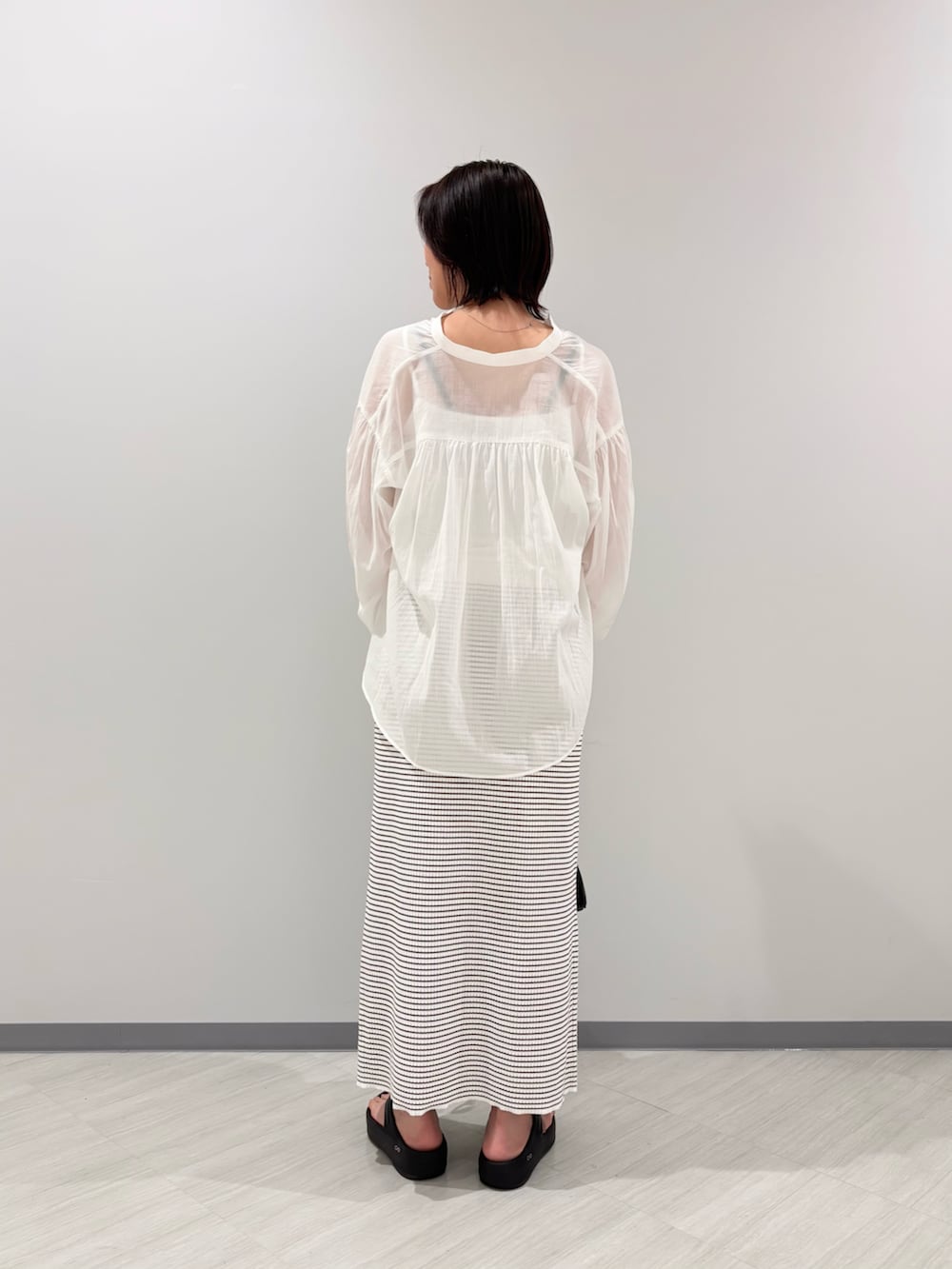 ホワイト系のシャツ/ブラウス、ホワイト系のワンピース、ブラック系のサンダルを着用したレディースの夏コーディネートの4枚目の写真